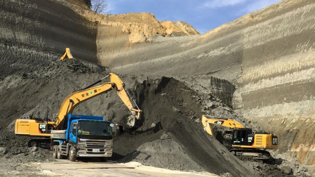 美和総建のダンプトラックでの資材運搬