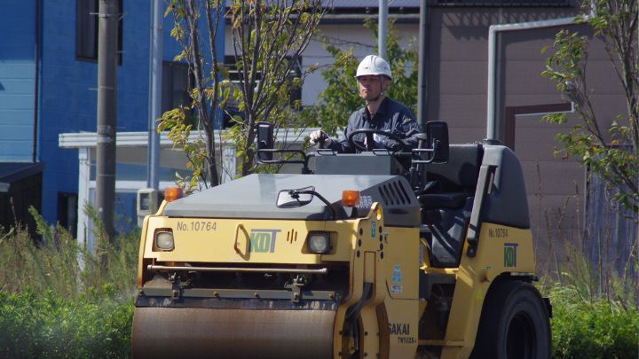 美和総建で舗装のスキルが身に付く。先輩が丁寧に指導いたします。