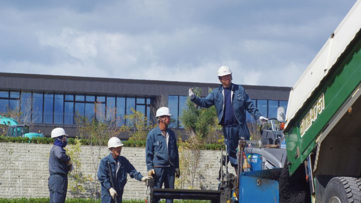 美和総建では、舗装作業員を募集中。未経験者歓迎、安定した職場環境での成長をサポートします。