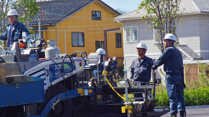 美和総建の現場スタッフが協力して作業中